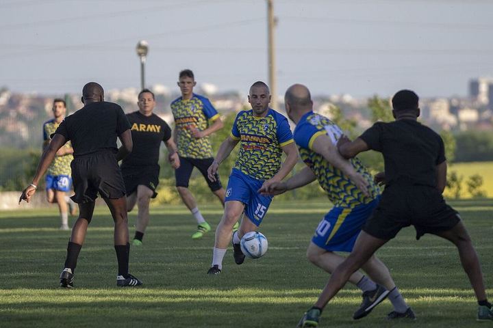 千亿球友会 · 球迷观赛（资料示意）